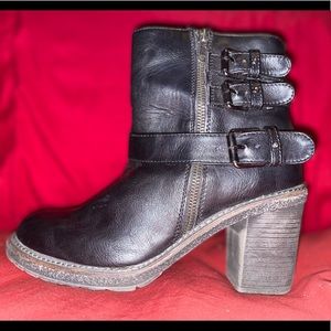 White mountain biker booties
